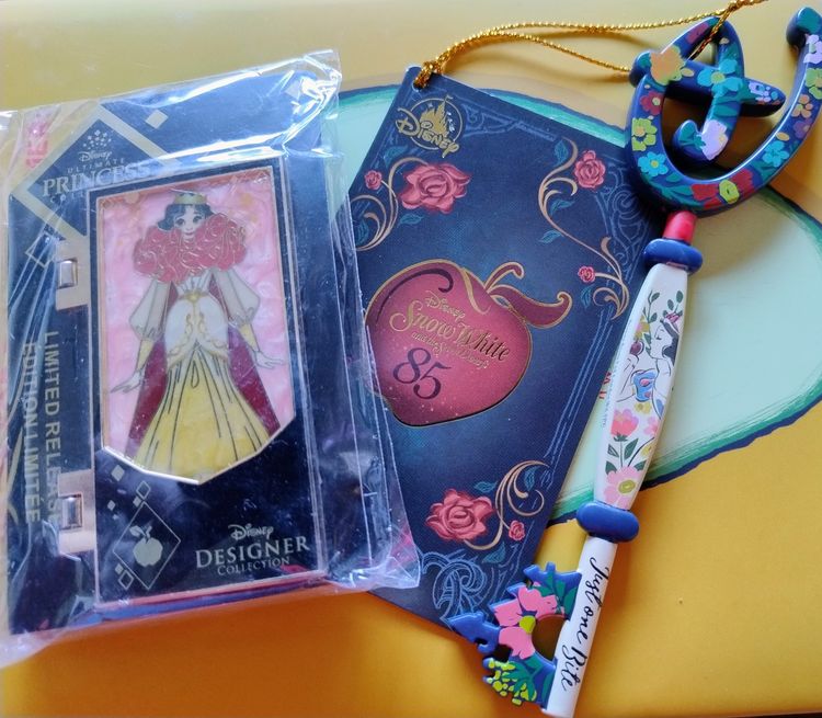 Disney Disney Snow White Designer Collection Pin And Keychain product image